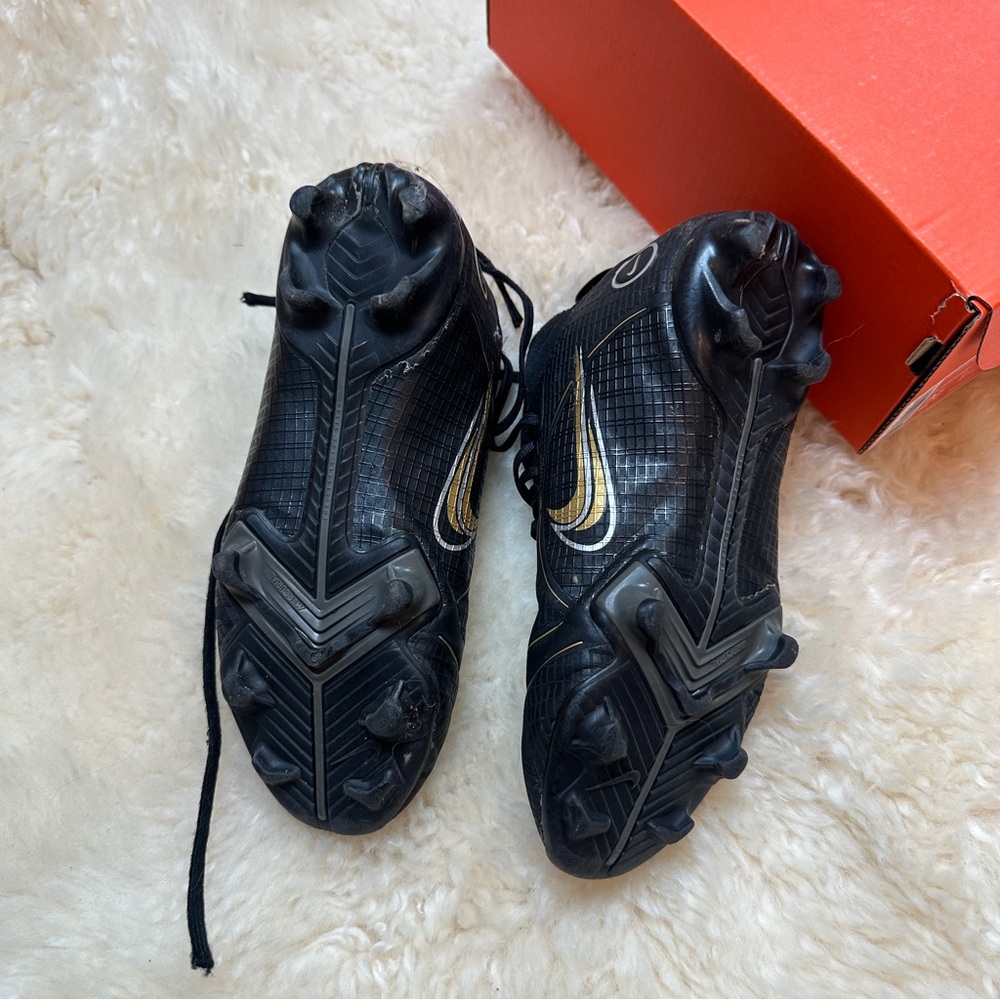 Nike Jr Superfly 8 Academy MG soccer cleats in black and gold - Picture 2 of 7